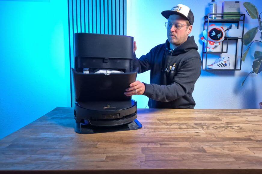 Die kompakte Station des ECOVACS X9 Pro OMNI im Test im modernen Wohnzimmer.